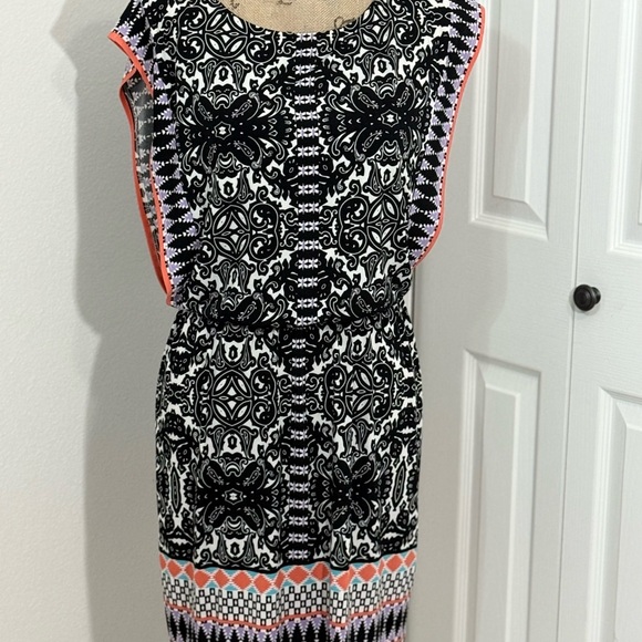 Elegant Black and White Patterned Dress - Picture 1 of 4